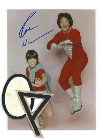 MORK & MINDY (1978 - 1982) - Orkan Egg Patch and Mork (Robin Williams) Signed Color Photograph